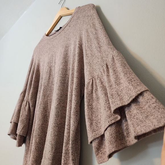 A. Byer Heather Blush color 3/4 length bell sleeve top Size Large - Picture 3 of 8